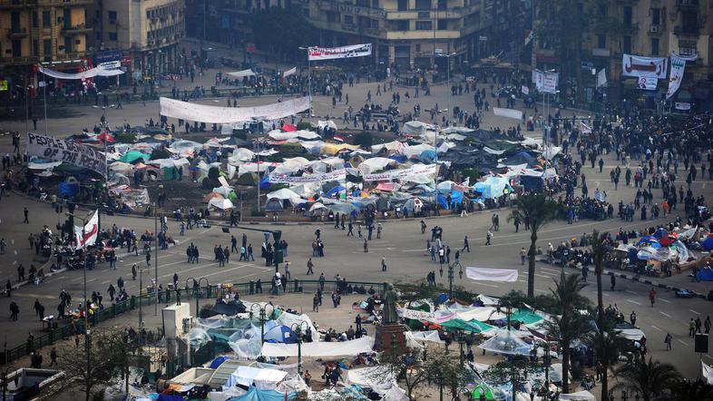 Številni protestniki so minulo noč, ki je z izjemo opozorilnih strelov vojske mi