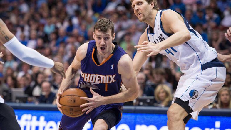 Goran Dragić v akciji ob Dirku Nowitzkemu