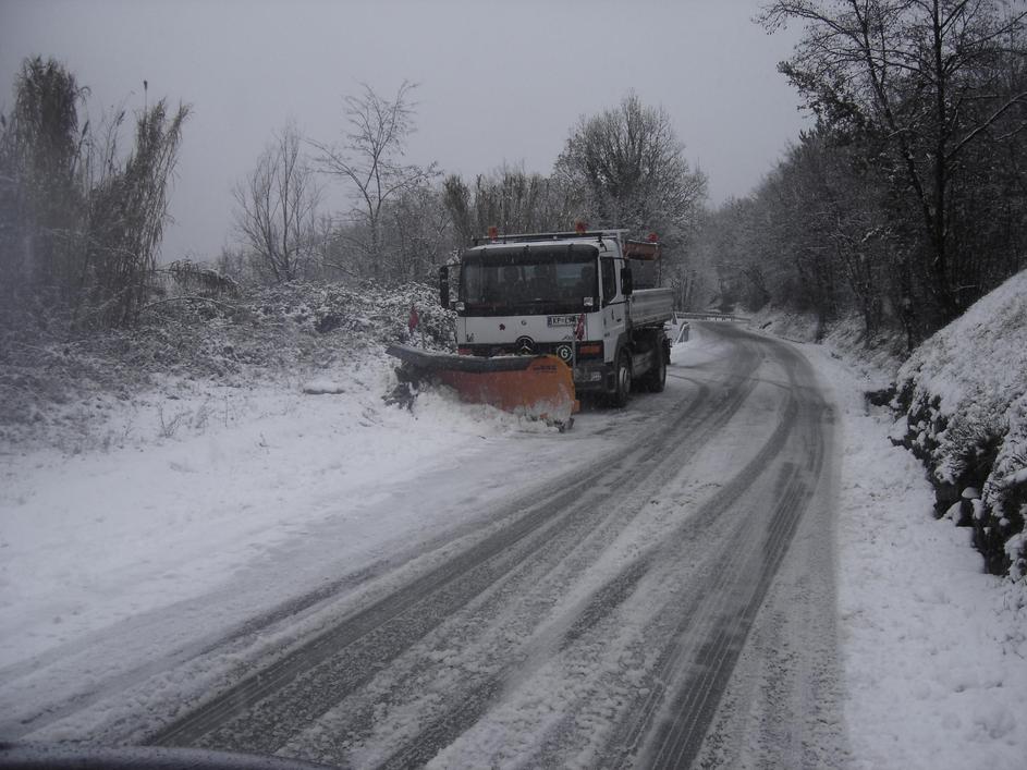 Na cestah po vsej državi so posipne in plužne skupine. (Foto: bralec Aleks)