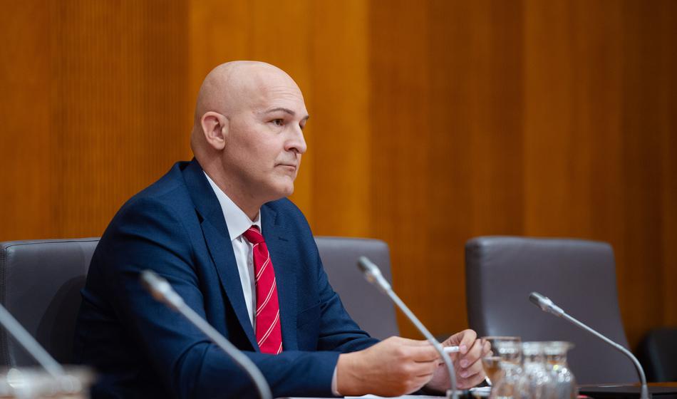 Opozicija na nogah: "Minister se igra z življenji naših najmlajših!"