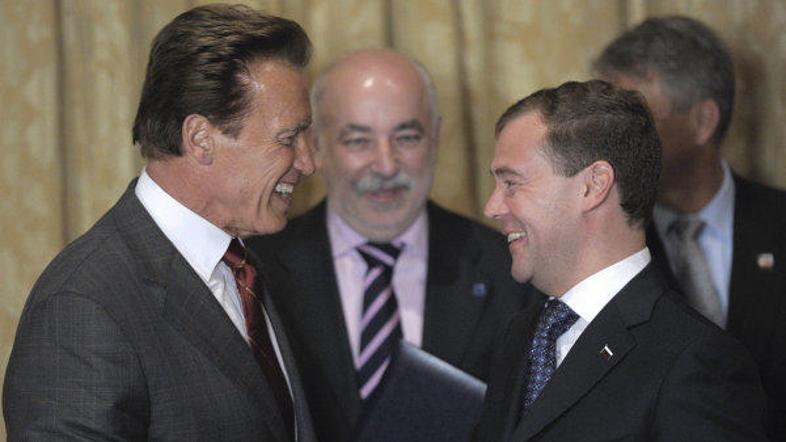 Schwarzenegger je ruskemu predsedniku predlagal odhod na skupno smučanje. Medved