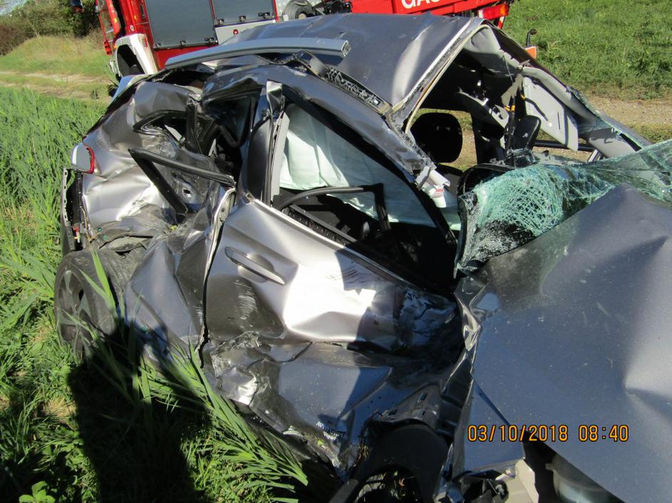 Trčenje lokomotive in avtomobila na nezavarovanem železniškem prehodu v Prvačini