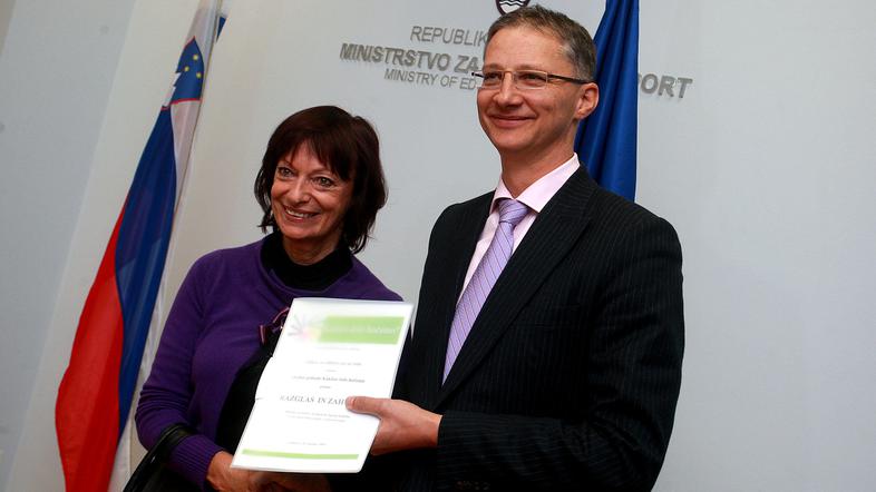 Manca Košir je manifest predala ministru Igorju Lukšiču. vir: Žurnal24