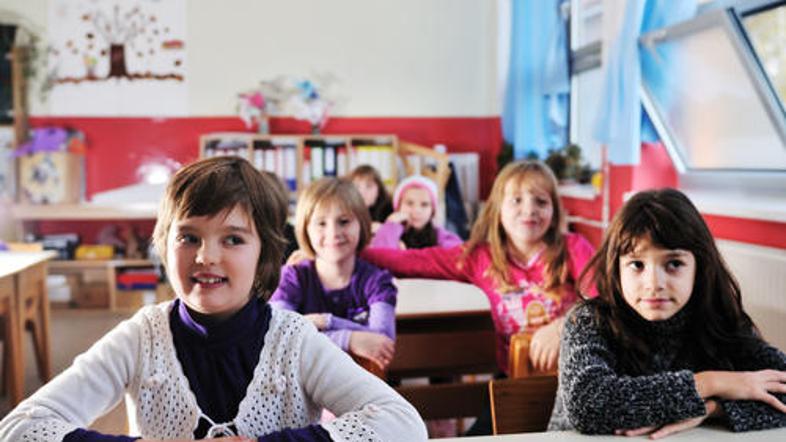 Posamezne šole se lahko same odločijo, ali bodo otroke ločevale po spolu ali ne.