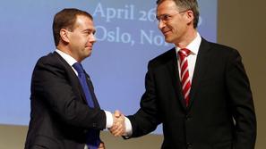 Medvedjev in Stoltenberg (Foto: Reuters)