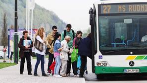 Slovenija 19.04.2013 ljudje, potniki vstopajo cakajo na,  avtobus, javni prevoz,