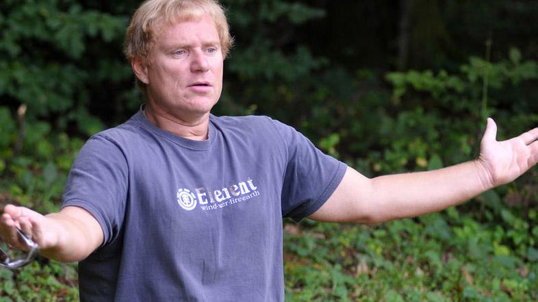 Sašo Hribar, ki bi moral imeti za vodenje oddaje dve pogodbi, nima nobene in pra