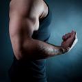 S steroidi si pri izgradnji mišičastega telesa pomagajo mnogi.