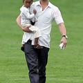 Brad Pitt se rad sprehaja z malo Zaharo.