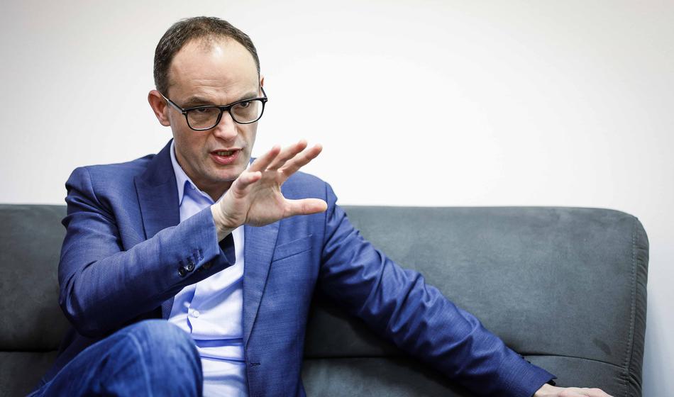 Preiskava: Je Logar pritiskal na Teo Košir, zakaj noče biti poslanka?