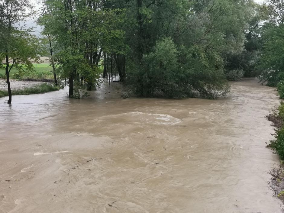 Narasla reka Gradaščica pri Šujici | Avtor: zurnal24.si