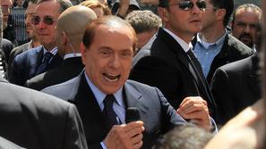 Prvi rezultati volitev, ki so ponekod pomemben kazalec podpore Berlusconiju, bod