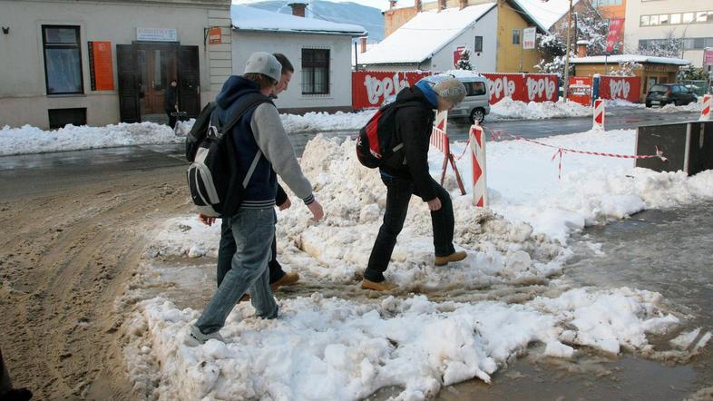Prebivalci Maribora so včeraj tarnali predvsem nad ponekod neočiščenimi pločniki
