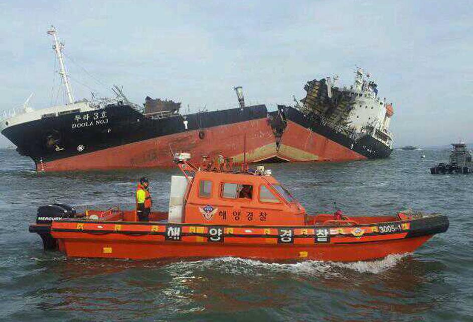 Prelomljena ladja ob obali Južne Koreje.