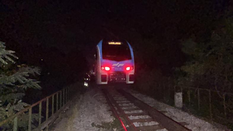 skala na železniških tirih trčenje vlaka