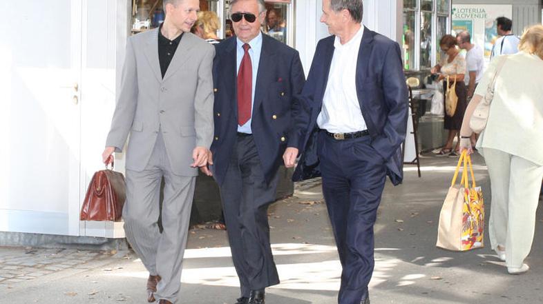 Walter Wolf (na fotografiji v sredini) je napovedal tožbo proti Sloveniji, Finsk