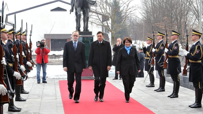 Pahor je povedal, da je obrambno ministrstvo obiskal zaradi pomembnih premikov, 
