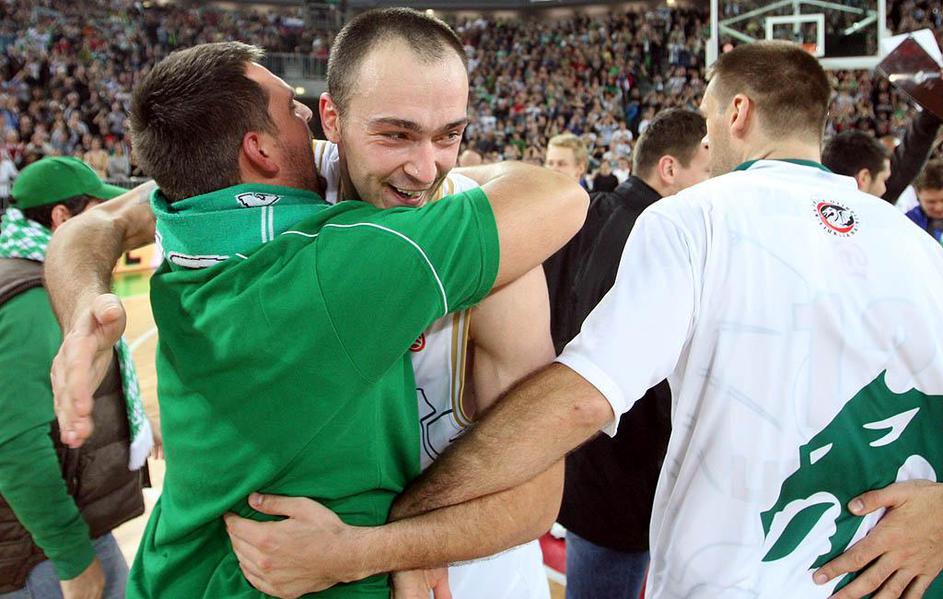 Damir Markota v navijaškem objemu. (Foto: Boštjan Tacol)