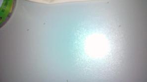 Študentka poudari, da se hišnik opozorilom navkljub ne zgane. "Še za popravilo l