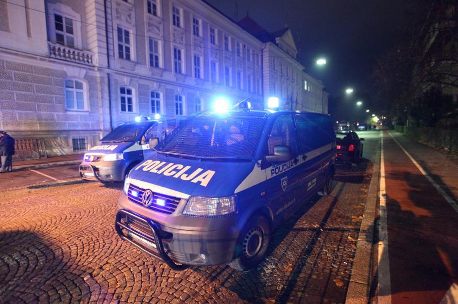 Policija pred stavbo občine v Mariboru