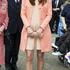 Kate Middleton prisega na mini torbice.