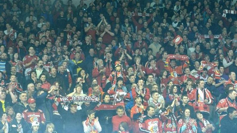 Na hokejski tekmi in po njej so policisti obravnavali tri kršitve: 18- in 21-let