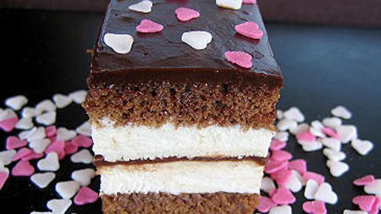 Rezine bodo še sočnejše, če boste biskvit namočili z mlekom.