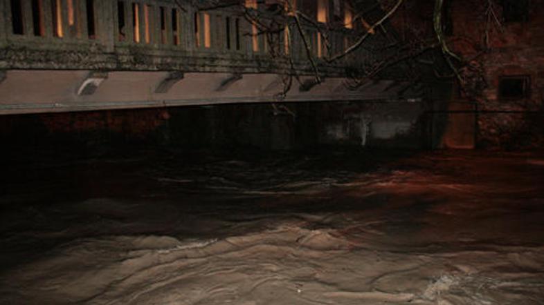 Posnetek narasle Save Dolinke na Jesenicah v sredo zvečer.