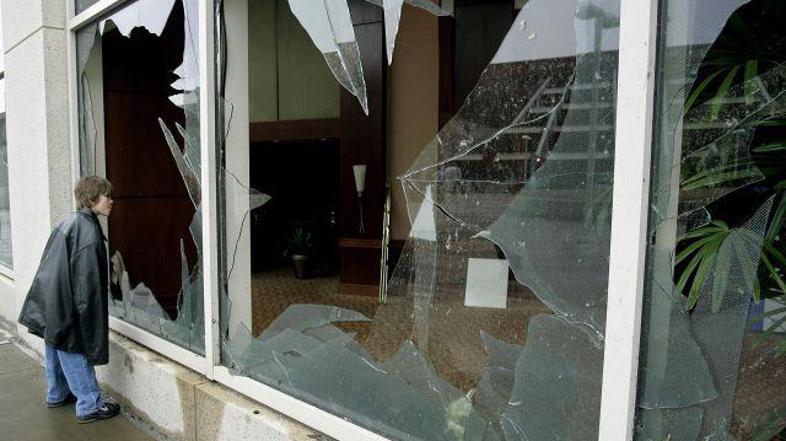 Razbita okna hotela Omni v Atlanti