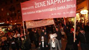V prvi vrsti protestov v Zagrebu so bile danes ženske. (Foto: Željko Lukunić/Pix