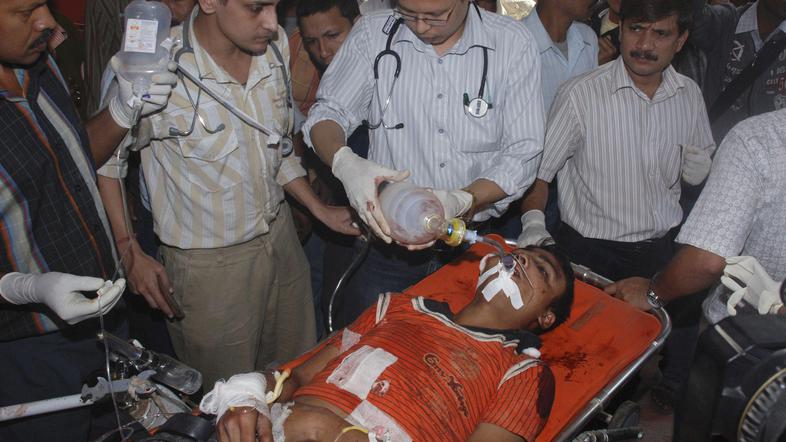 Ranjene ljudi so reševalci odpeljali v bolnišnico. (Foto: Reuters)