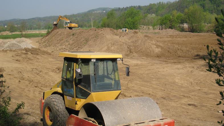 Rodovitno Arško polje se spreminja v kupe zemlje. (Foto: Nada Černič Cvetanovski