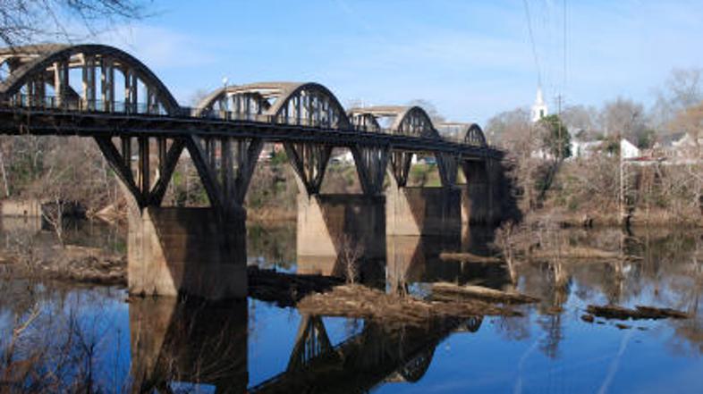 Trupla otrok iščejo ob obali reke Alabama.