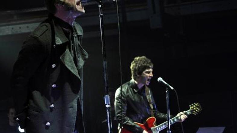 Brata Gallagher sta se umirila, a še vedno rada jezikata. Predvsem Noel.