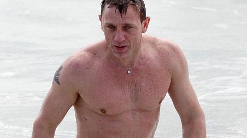 Bond na Karibih, kjer je prav tako občutil posledice slave ...