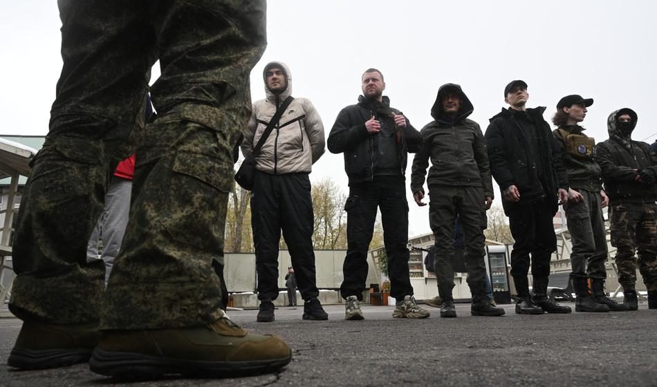 Šokantne prakse rekrutiranja: Študente izključujejo, da jih pošljejo v vojsko