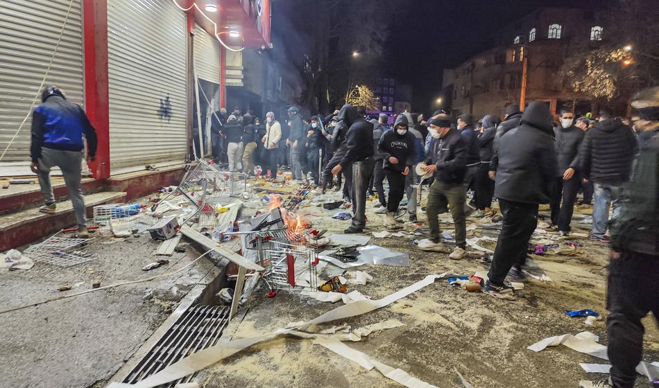 Iran gori že 12 dni: Trump grozi z maščevanjem