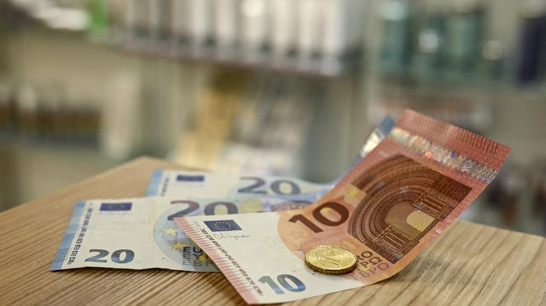 denar evro bankovci kovanci