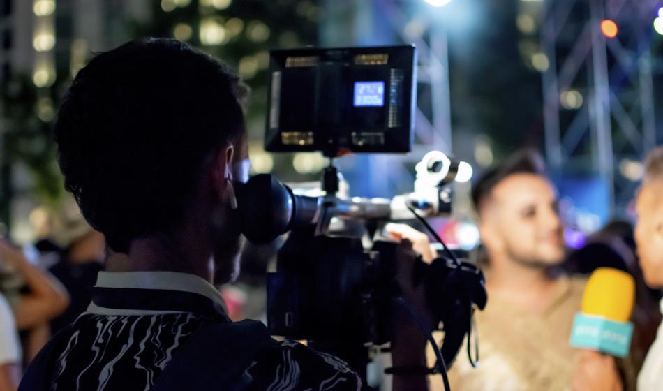 Voditelj: Zaradi napada smeha zapustil studio
