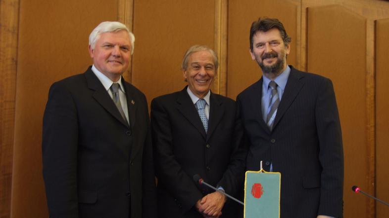 Župan Mirko Brulc (na fotografiji levo) ostro zavrača očitke, da v mestu ni vide