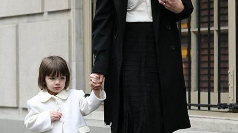 Katie in Suri sta imeli usklajene čevlje.