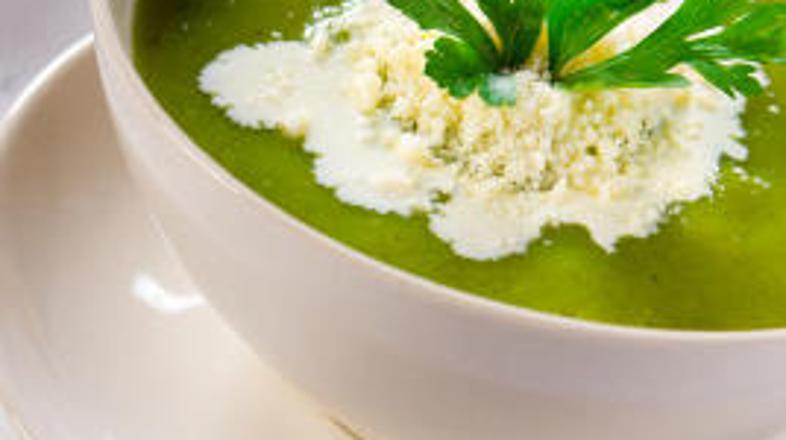 Za še izrazitejši okus po juhi potresite tudi malo mladega slanega sira.