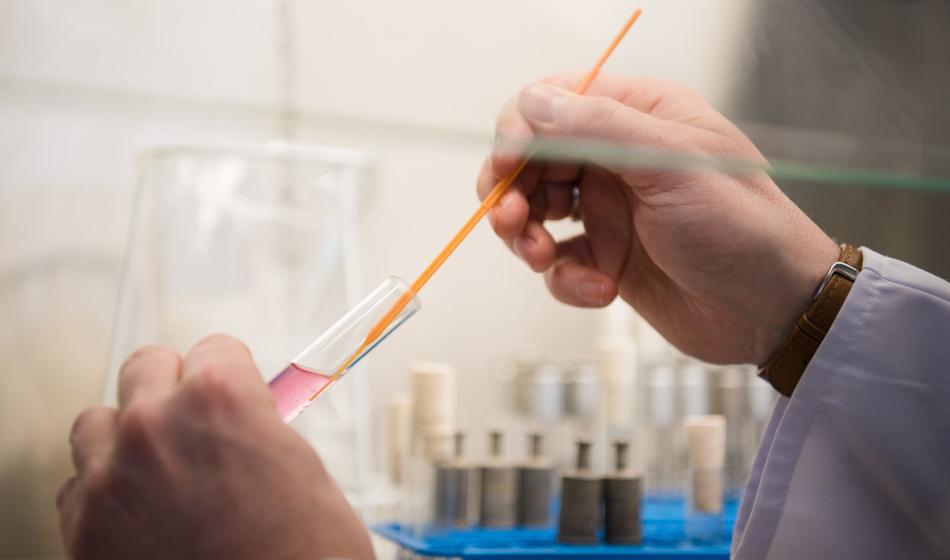 Nova različica se hitro širi, takšni so simptomi