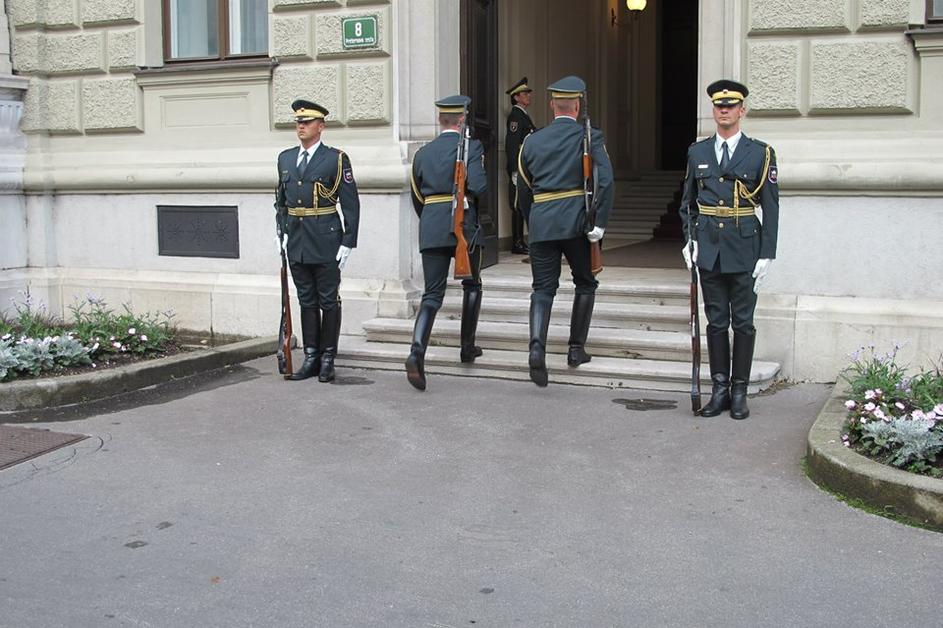 Menjava častne straže 