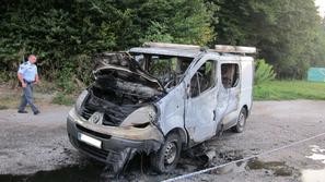 Zgorel kombi na Zasavski cesti.