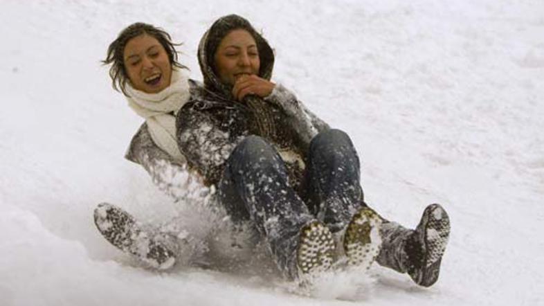 Nekateri Iranci so se snega razveselili – videli so ga prvič v svojem življenju.