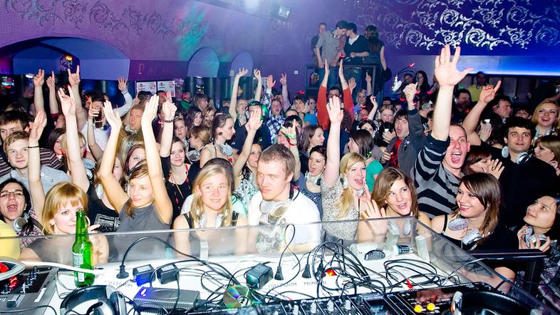 Silent party zapeljal Bachus