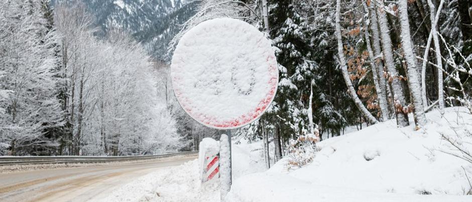 Zasnežen prometni znak zima | Avtor: Here