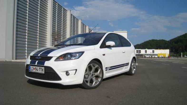 Novosti pri zunanjosti focusa ST obsegajo nova svetila, pokrov motorja in odbija