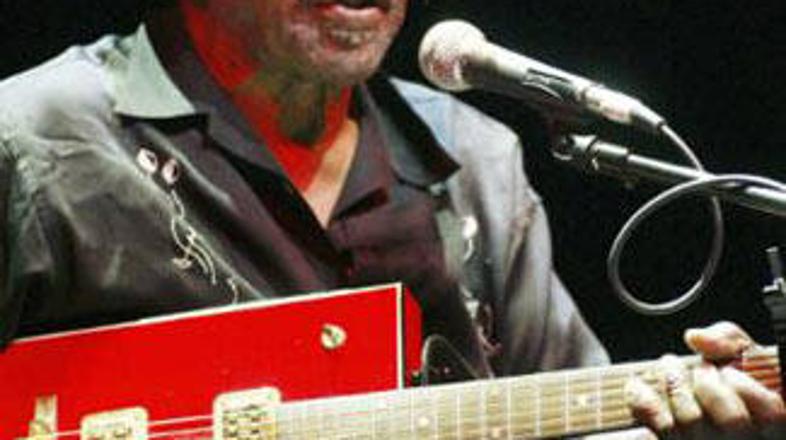 Bo Diddley je s svojim posebnim zvokom, ki ga je izvabljal iz pravokotne kitare,